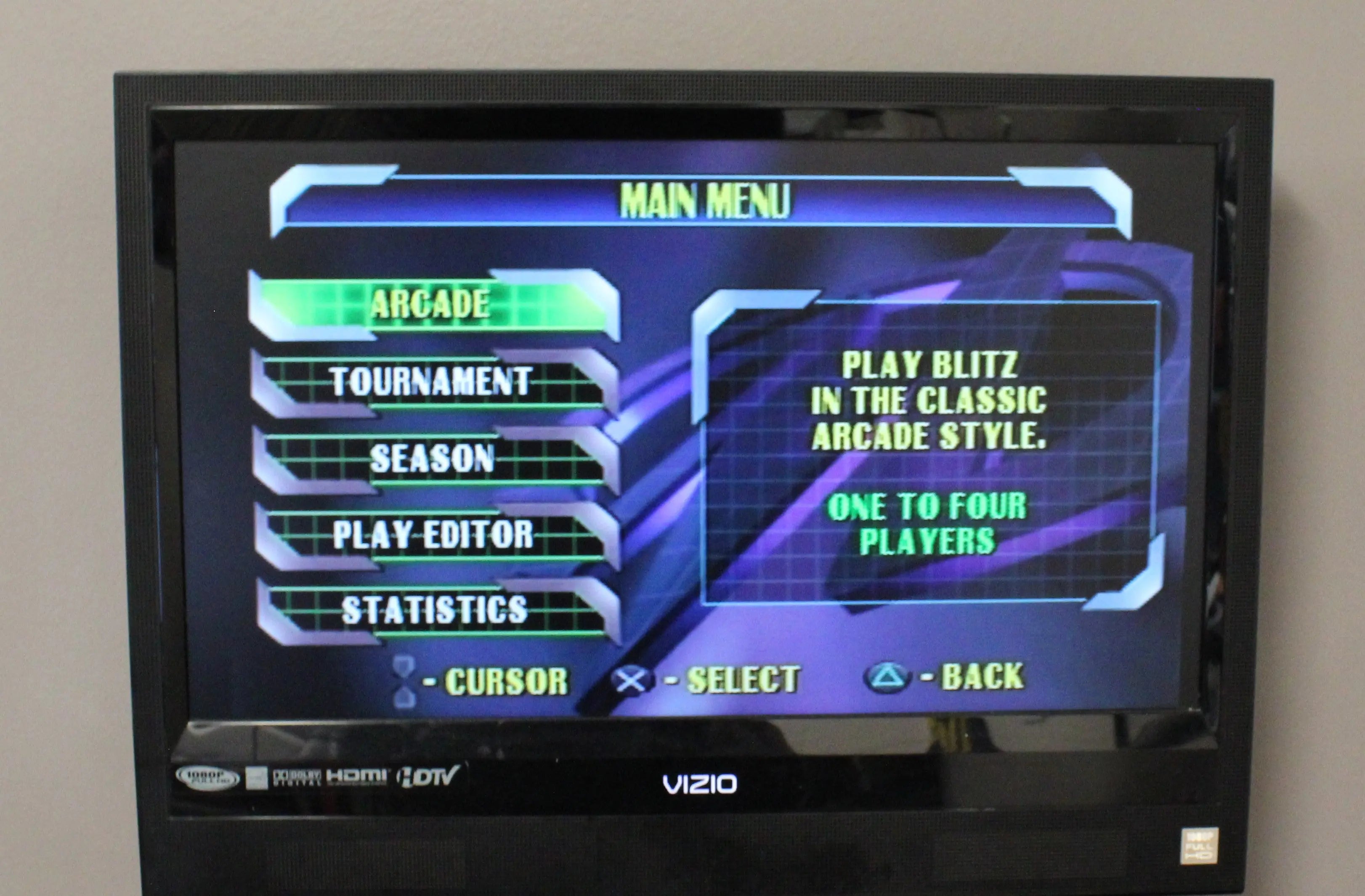 For sale is a black label game copy of NFL Blitz 2000 for Sony PlayStation 1, PS1. Football. CIB with Reg Card. See picture of gameplay main menu. Tested.